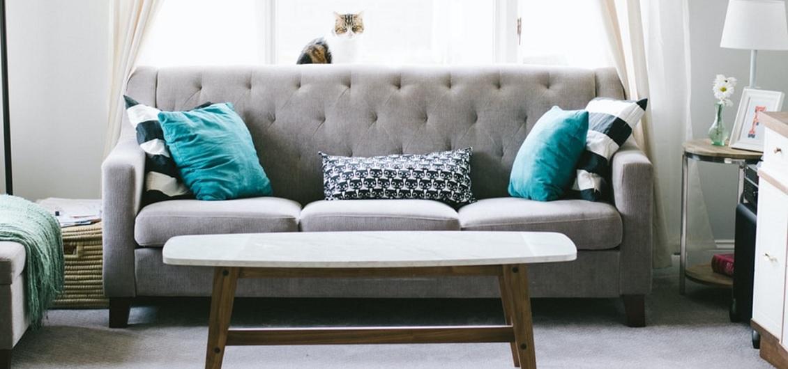 Modernūs glamour stiliaus sofų komplektai su miegamąja funkcija svetainei