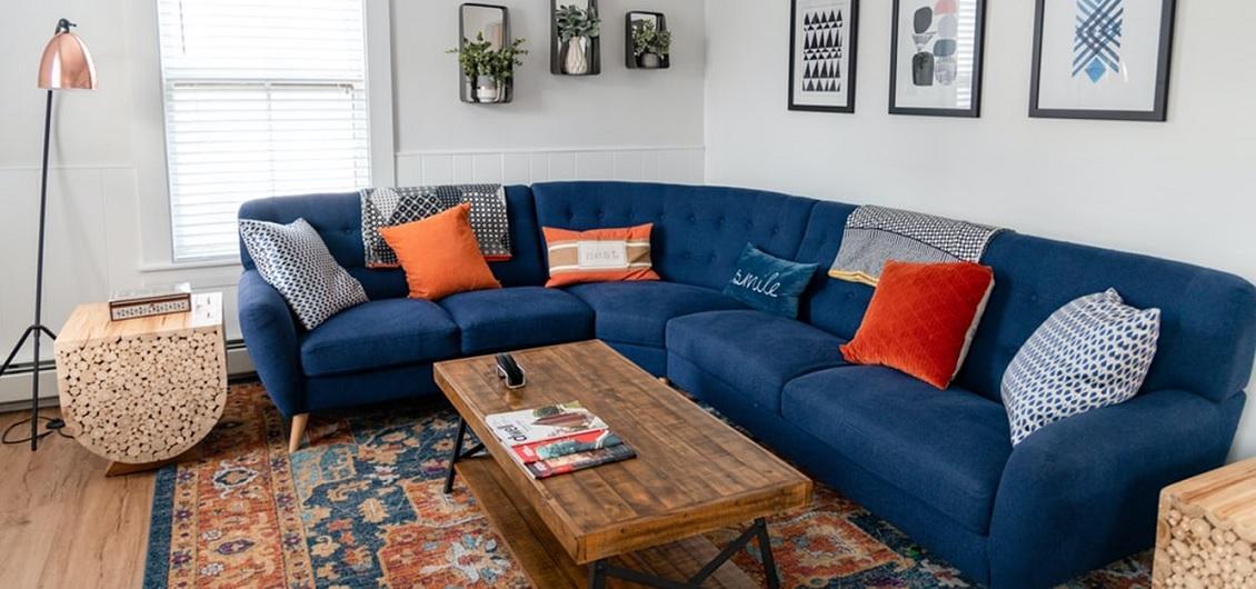 Kaip į butą įnešti kampinę sofą?